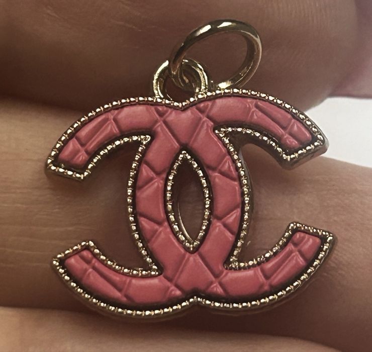 Elegancki logowany wisiorek