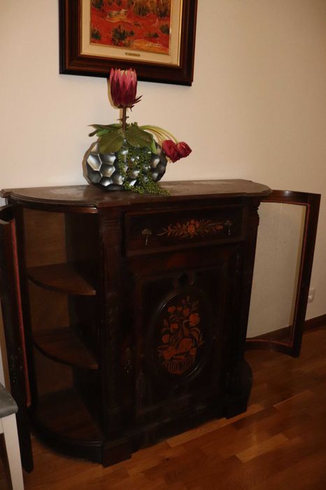 Móvel com vitrine lateral