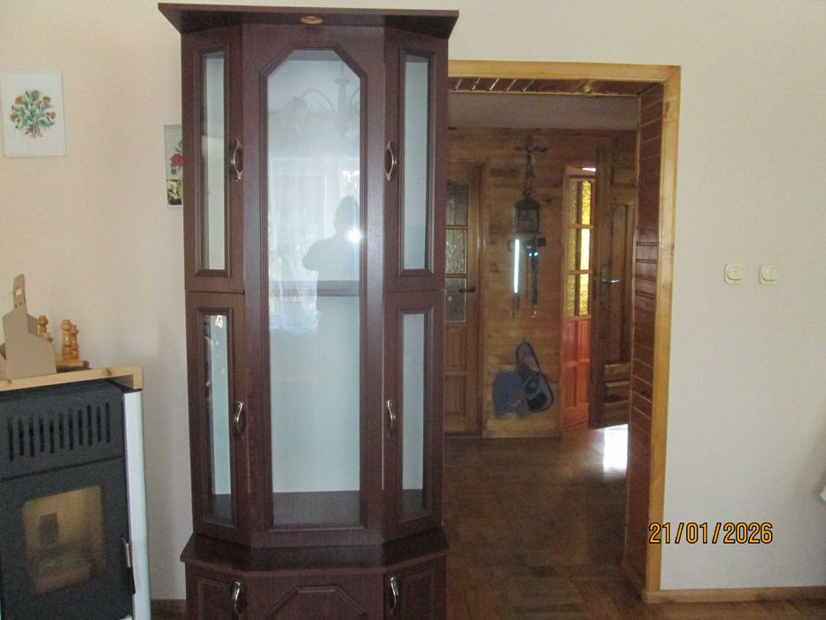 stolik pod telewizor oraz przeszklona witryna