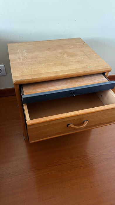 Mesa de Cabeceira com Gaveta – Madeira