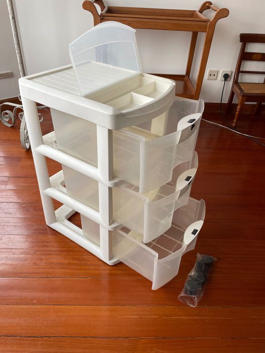 Móvel de plástico branco com 3 grandes gavetas e rodas