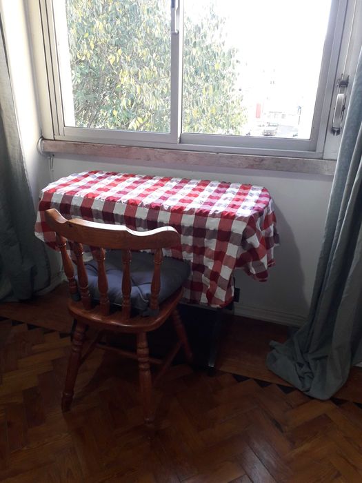 Quarto em apartamento a 4 minutos da estação Santa Cruz Damaia e a 10 do metro Reboleira
