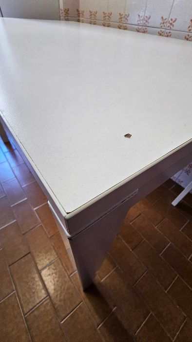 Mesa IKEA VIHALS Branca 125x74, marcas de uso