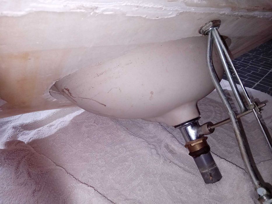 Lavatório com pedra e torneira