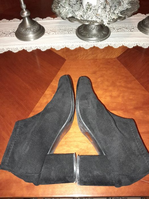 Botas pretas em camurça.