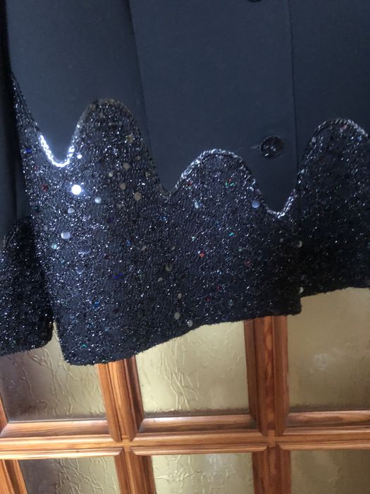 Красивый женский пиджак  хорошего качества с вышивкой