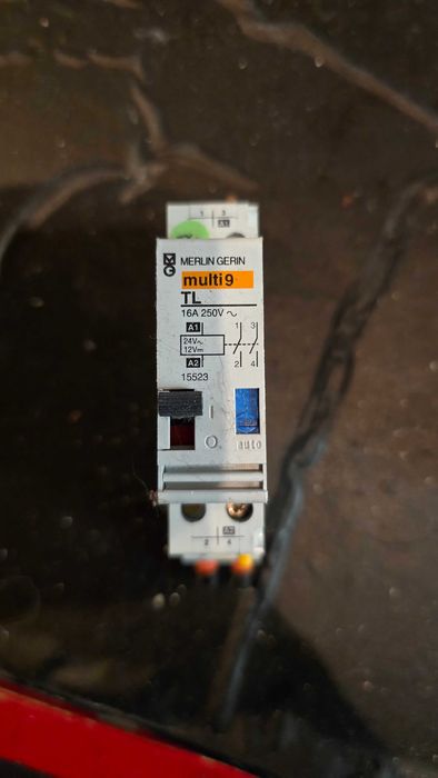 Lote Material electrico Merlin Gerin, disjuntores, diferencias, interruptores