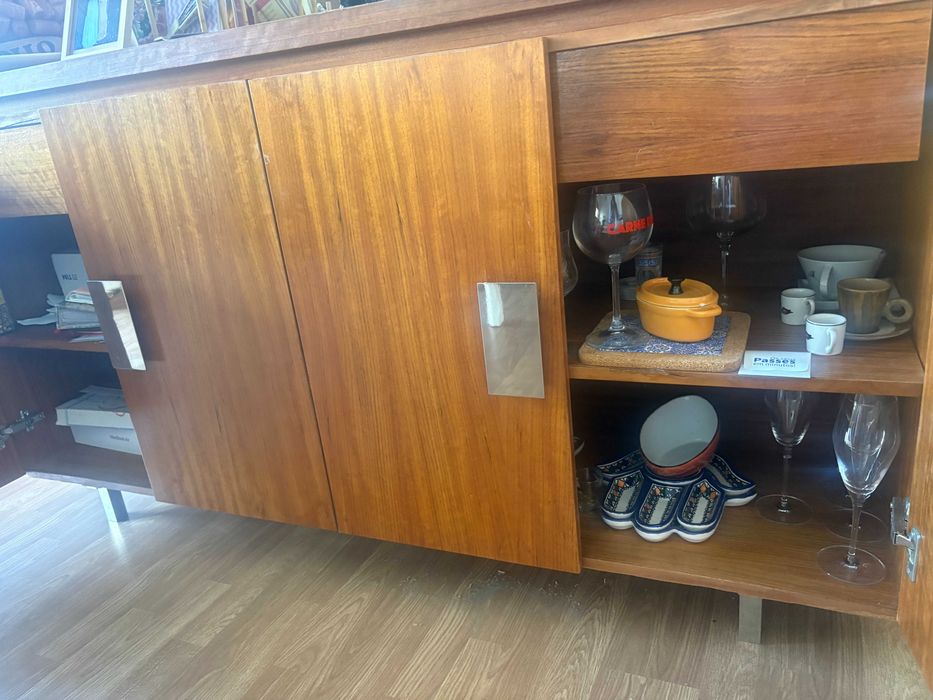 Aparador / Buffet em madeira estilo Mid-Century (+ espelho decorativo)