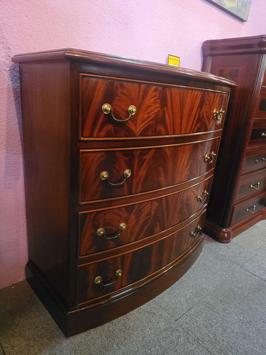 Pequena cómoda em óptimo estado geral