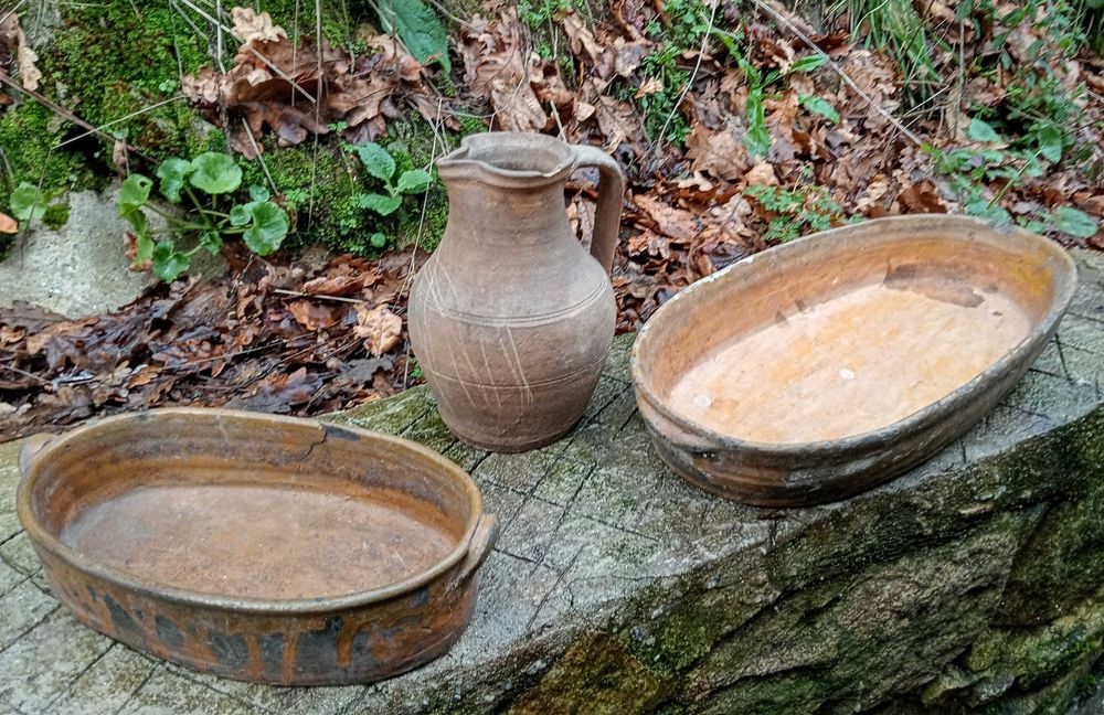 Jarro e travessas de barro tradicional