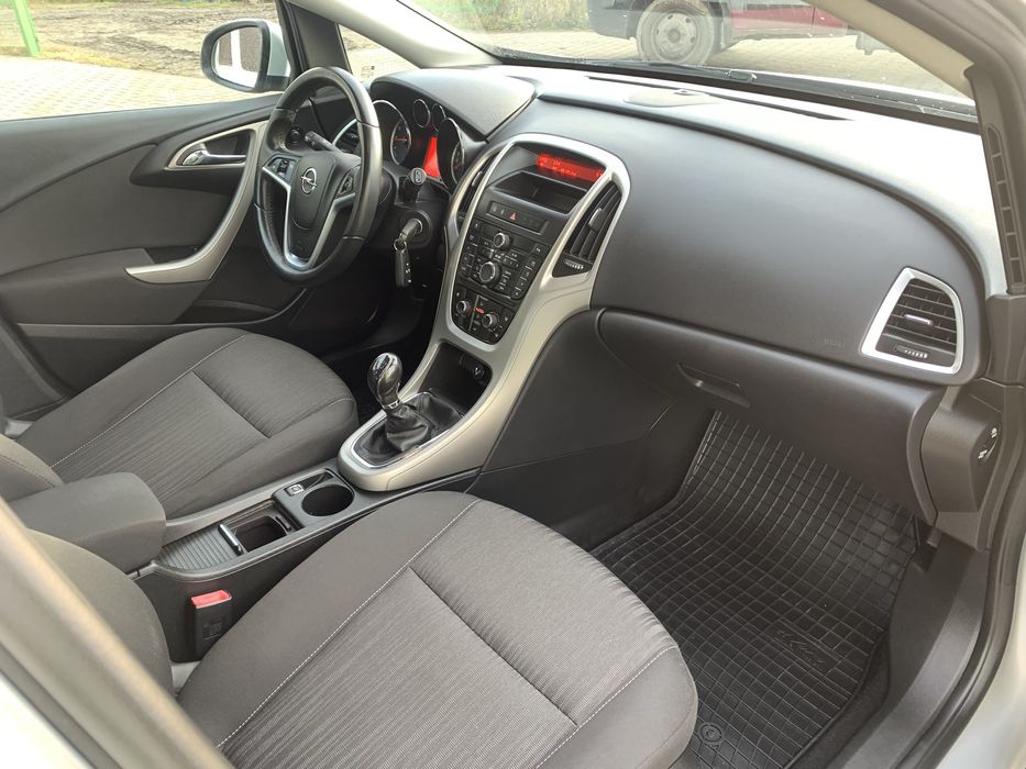Opel Astra J 2011r 1.6 benz 115KM klima PDC  bdb stan OPŁACONA