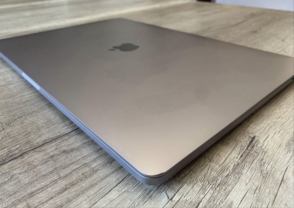 Macbook pro 15” 32gb ram i7 2018