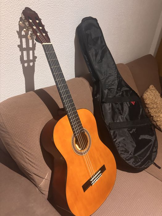 Vende-se Violao Valencia praticamente nao usado.