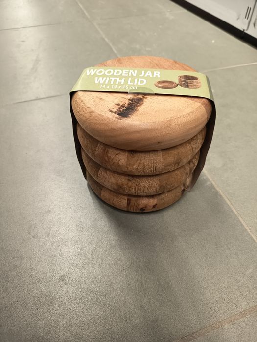Nowa drewniana doniczka z pokrywką