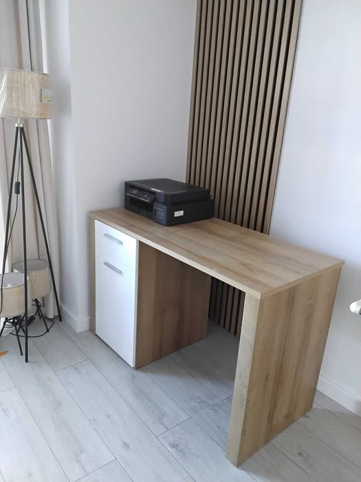 Biurko biel z dodatkiem drewna