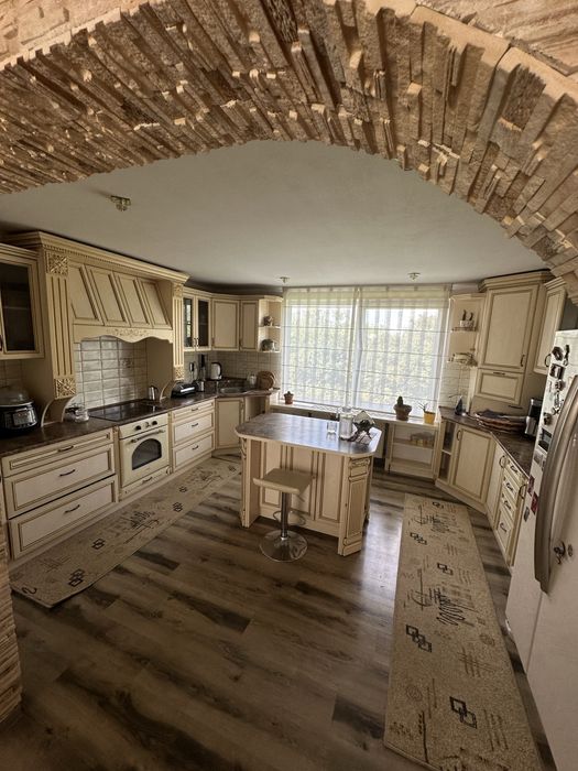 Продаж житлового будинка з комер. приміщенням (сауна ,басейн, більярд)