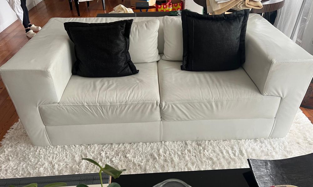 Sofá em pele na cor Branca