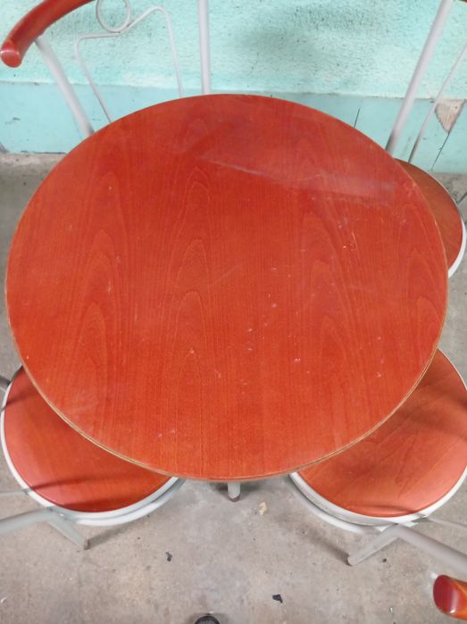 Mesas redondas e cadeiras