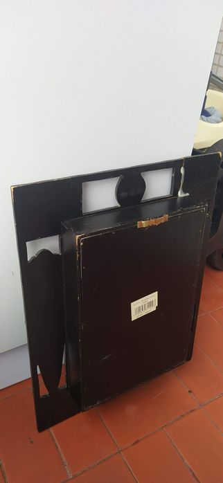 Quadro com máscara em relevo, moldura em madeira com vidro