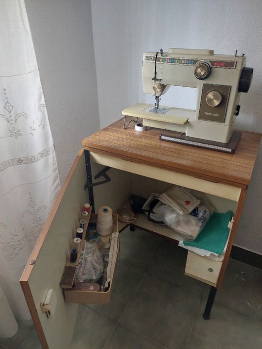Máquina de costura com armário para embutir