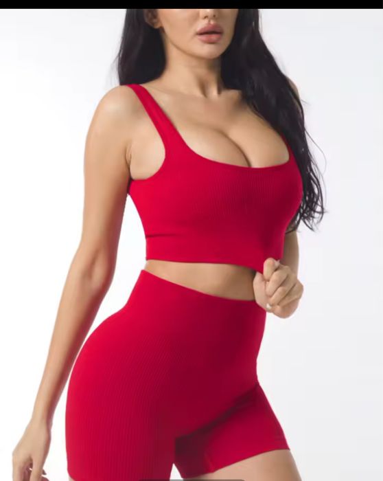 Костюм для фітнесу червоного кольору