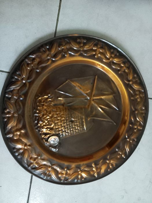 Pratos decorativos em cobre.