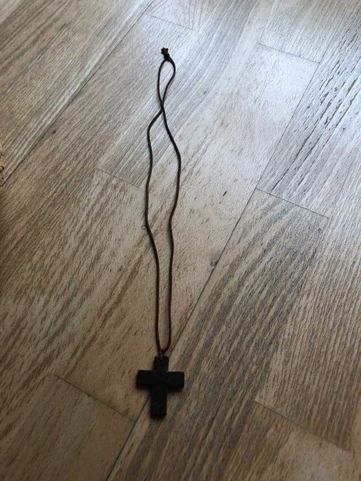 colar formato de cruz em madeira