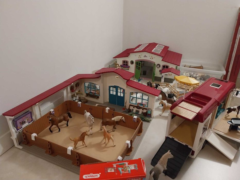 Schleich: kamper, stajnia, ujeżdżalnia, myjka, boks i przeszkody