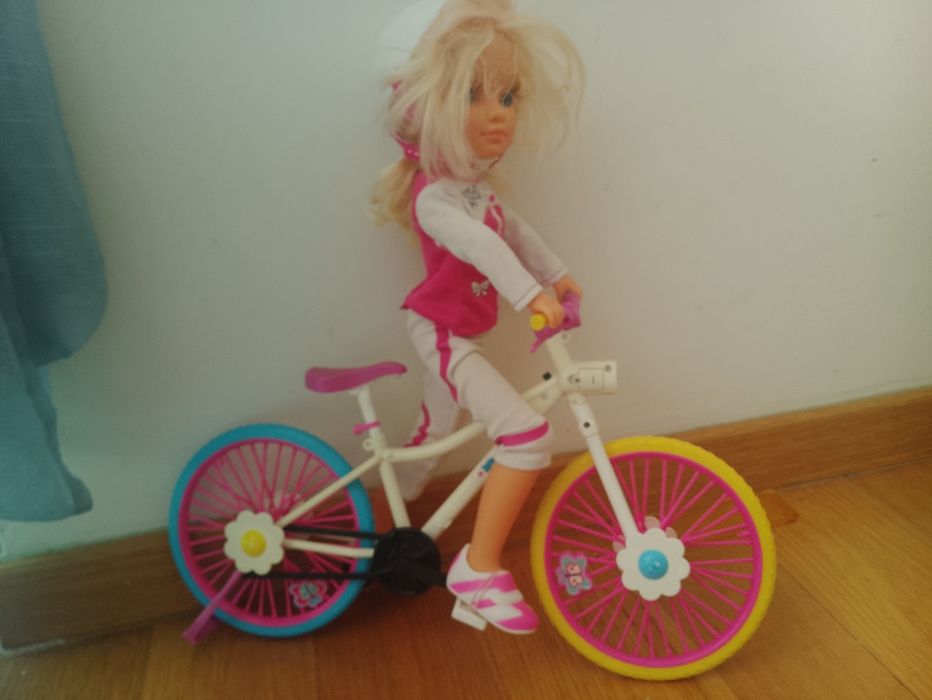 Boneca Nancy de bicicleta