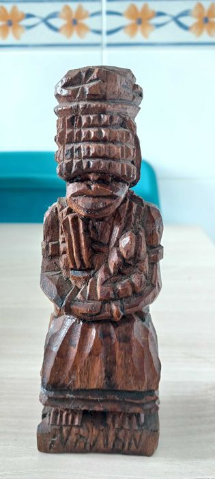 Estatuetas em madeira