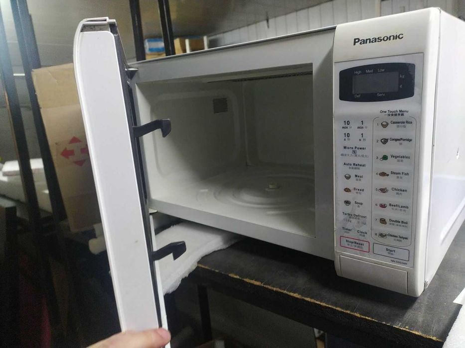 Продам мікрохвильову піч Panasonic NN-S553WF