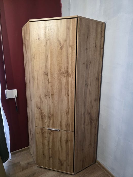 Szafa w kolorze drewna