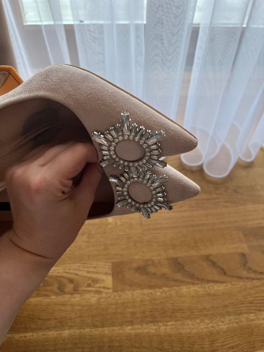 Туфлі з брошкою бежеві