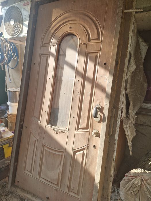 Броньовані двері, з віконцем та кованими елементами