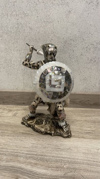 Новая статуэтка с кубы, мужчина с копьем, львиной шкурой и щитом