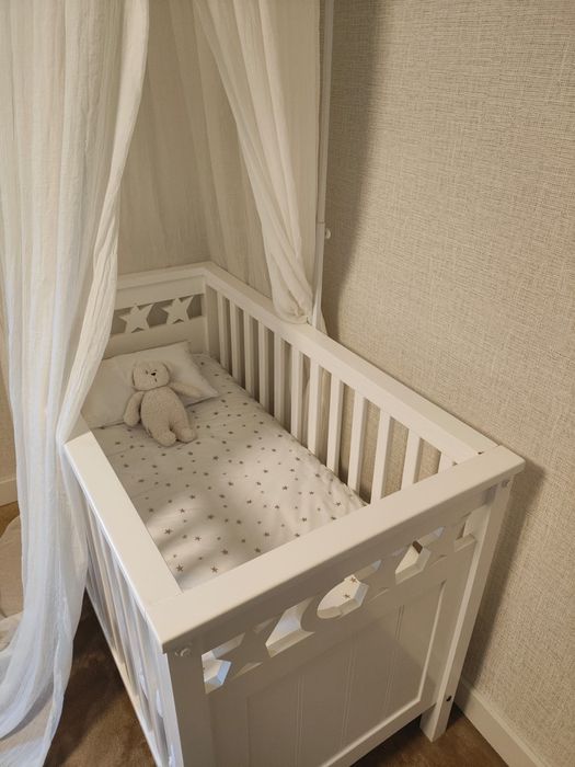 Cama de bébé em madeira mais cubertura