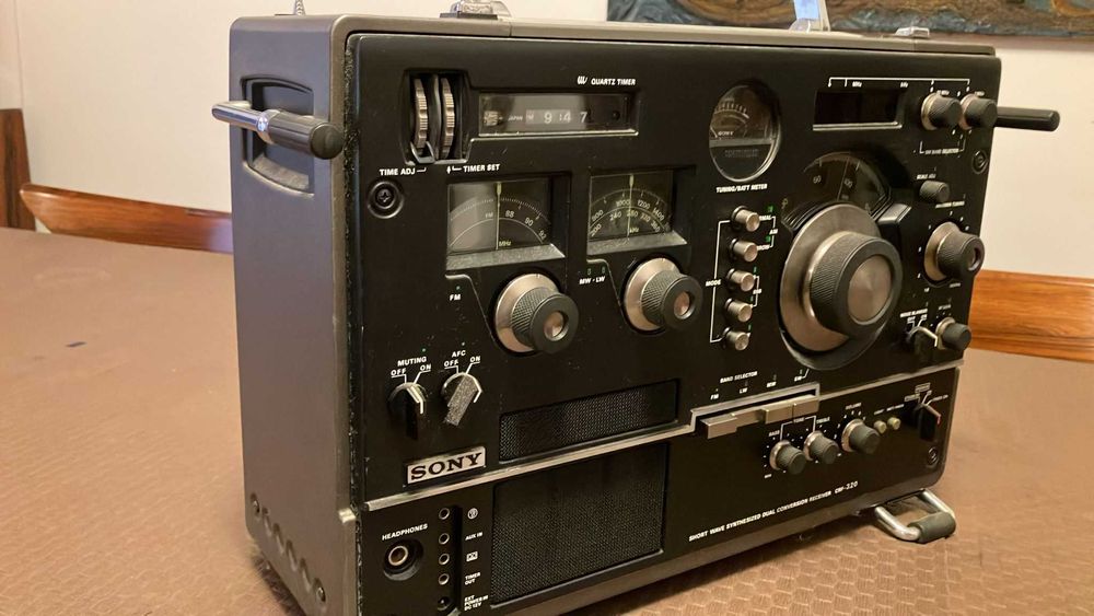 Rádio antigo SONY CRF-320