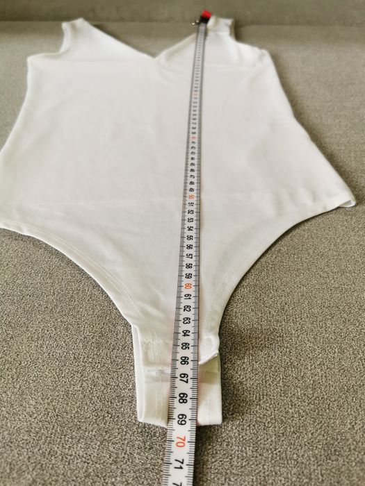 Białe body Amisu