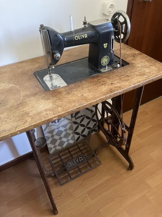 Máquina de Costura Antiga OLIVA, a Funcionar, com Móvel e Pedal Original