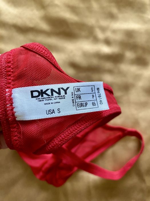 Czerwone koronkowe siateczkowe stringi DKNY