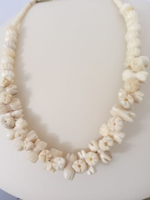 Naszyjnik z naturalnej kości.