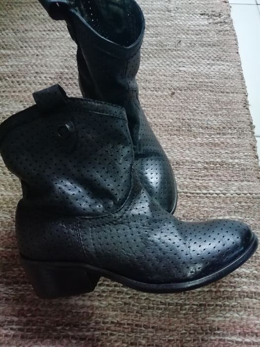 Botins em pele pretos