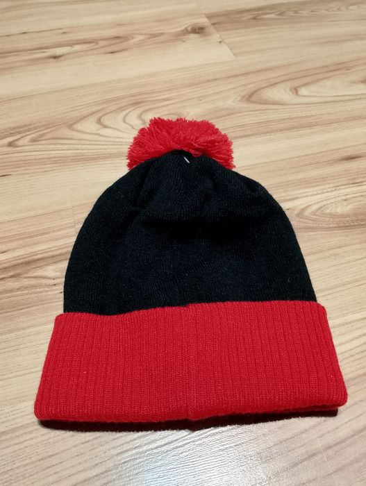 Czarno-Czerwona Czapka Zimowa Z Pomponem Beanie Tinder