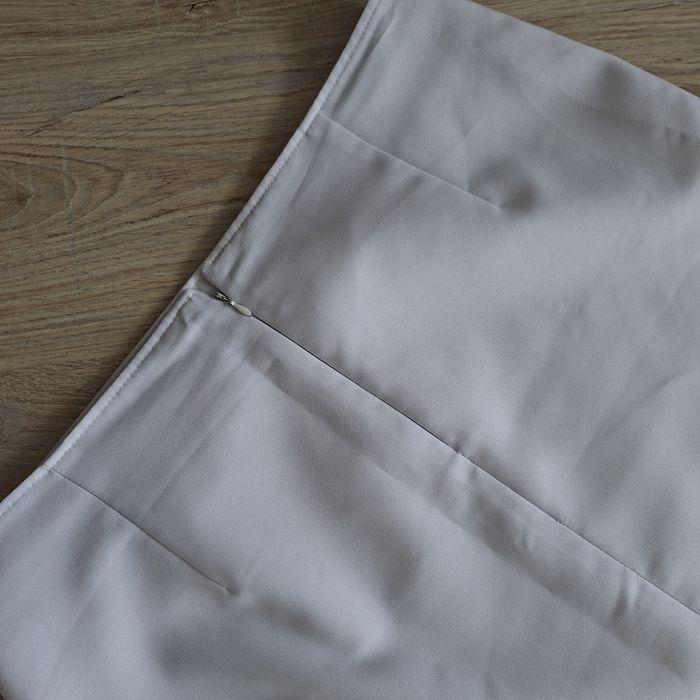 Biała ołówkowa elegancka spódnica 44