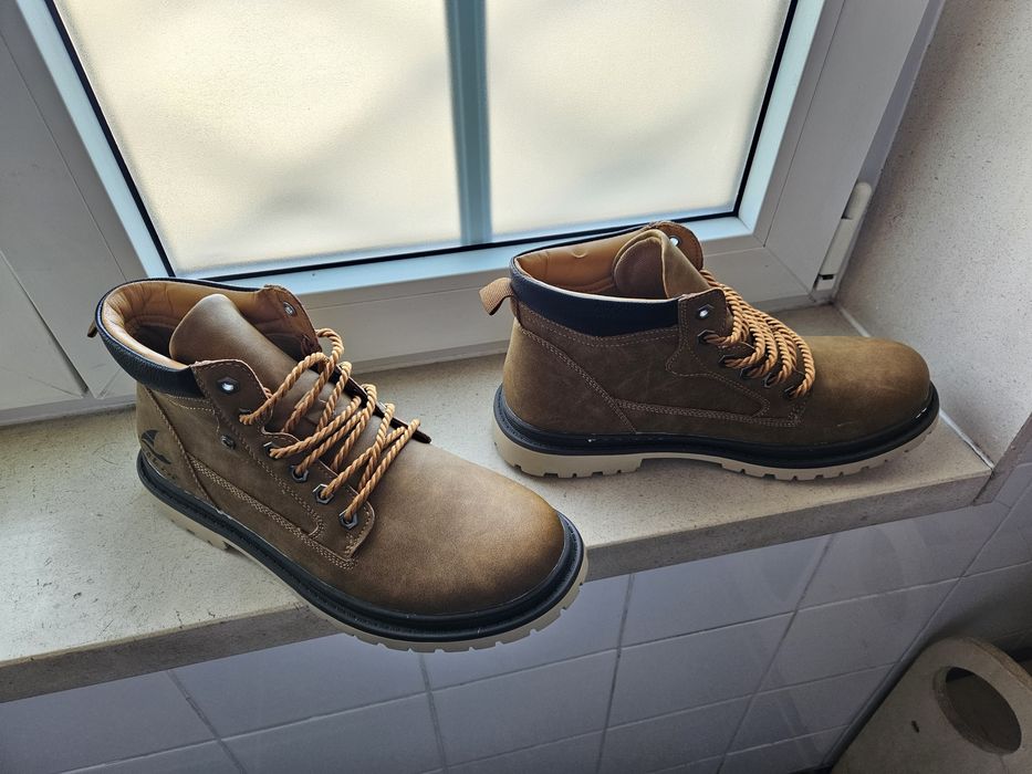 Botas tamanho 41,5 EU, calça grande. 43 CN