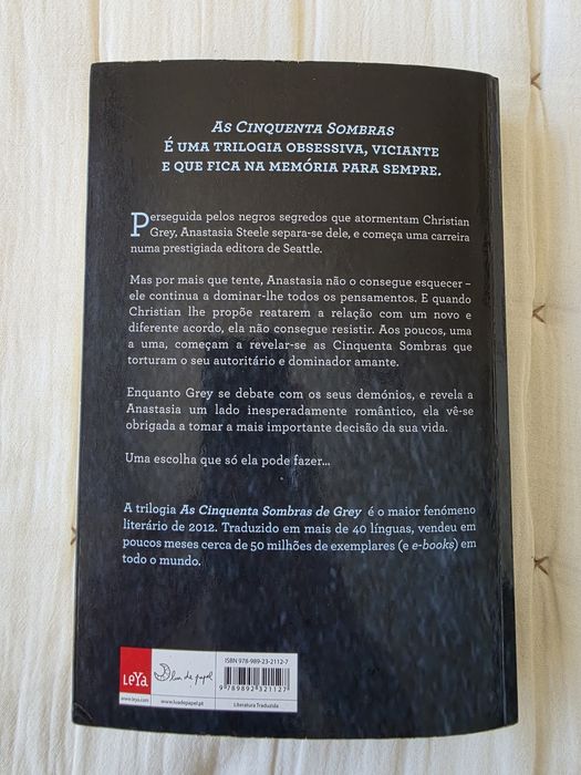 Livro "As Cinquenta Sombras Mais Negras" de E. L. James (romance)