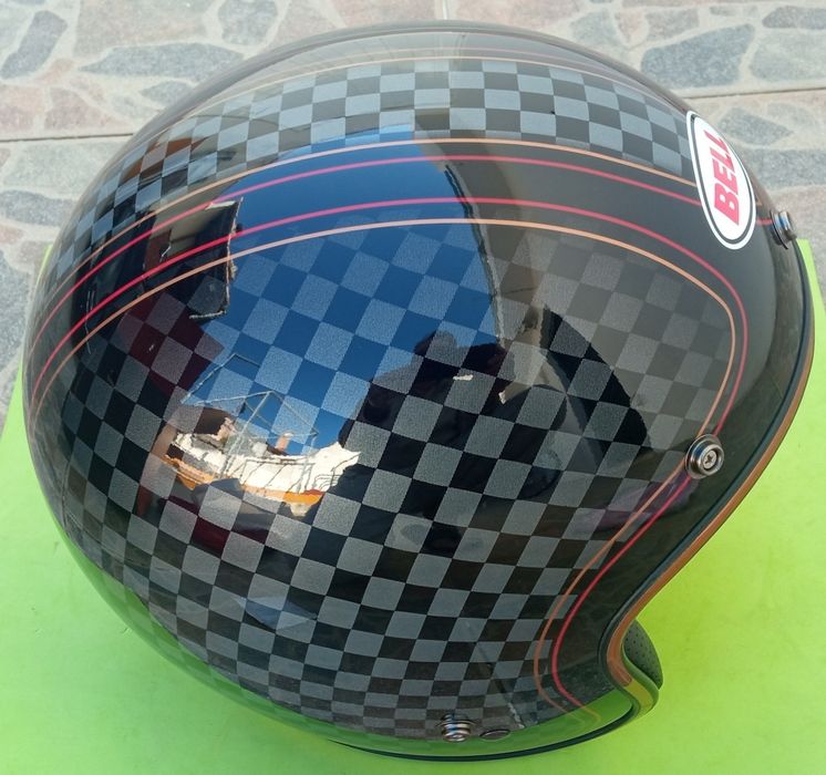 Capacete Jet da marca Bell