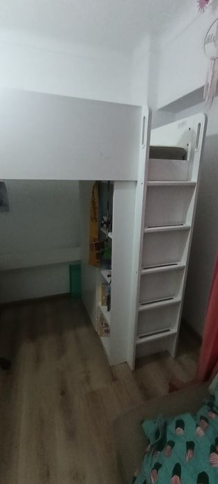 Quarto completo e  em bom estado 
Cama alta, branco brancSMÅSTAD
Cama