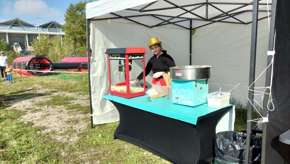 Stanowisko z watą cukrową i popcornem kolorowa smakowa wata