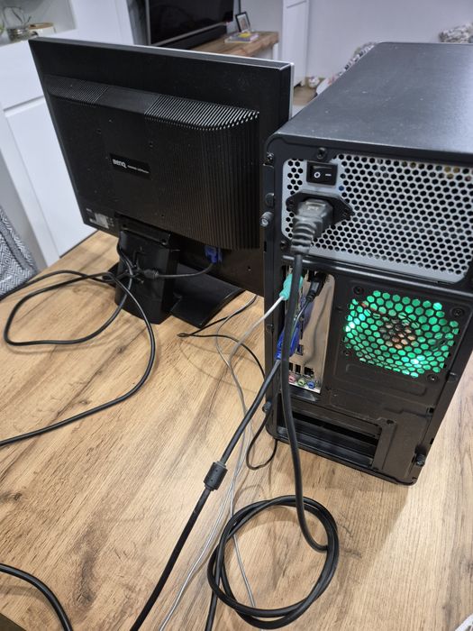 Komputer stacjonarny AMD A8-7650K, monitor BENQ